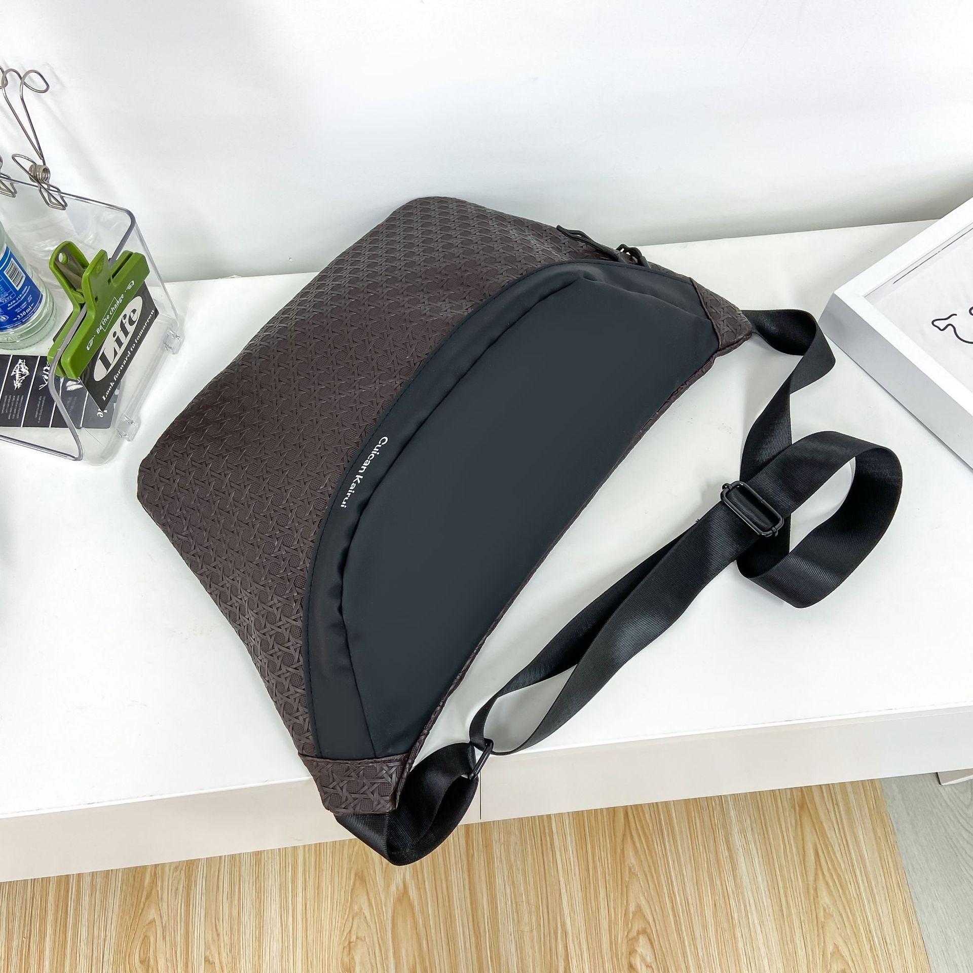 2025 primavera nuevo estilo bolso de pecho de moda para hombres simple y moderno bolso de mensajero de conducción de gran capacidad para hombres de moda