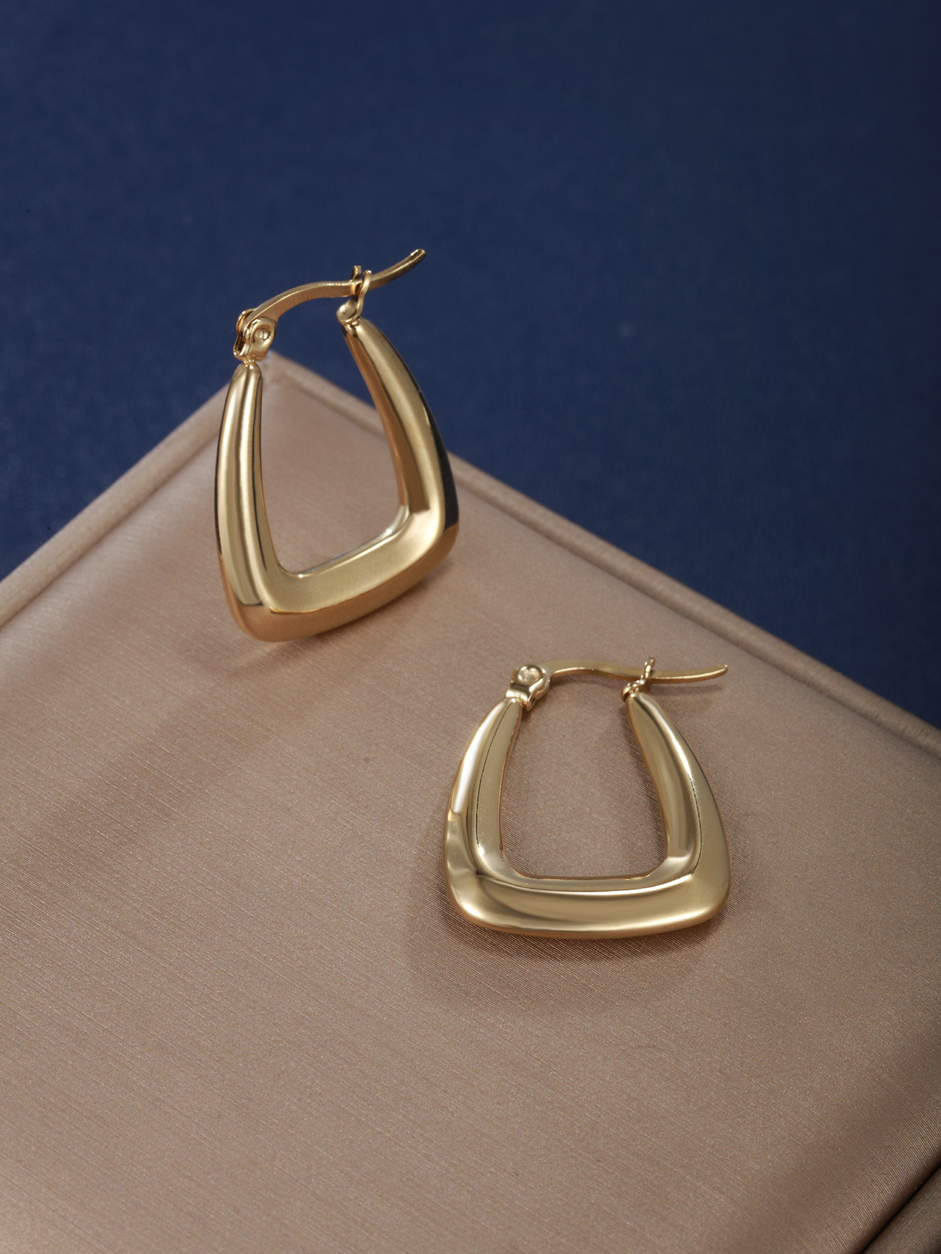 Xuping aretes de acero inoxidable metal de estilo europeo y americano nicho de diseño de aire frío geometría oval aretes para mujeres