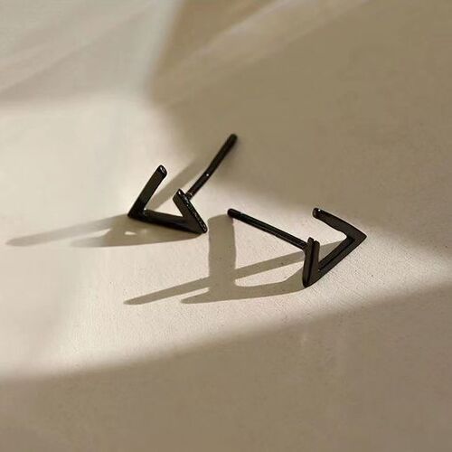 S925 silver inverted triangle earrings hypoallergenic ear piercing care cool handsome male vintage niche minimalist hip-hop men geometric