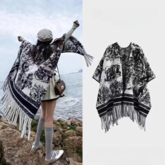 新款水墨画披风格子仿羊绒女士流苏复古斗篷秋冬保暖披肩百搭围巾
