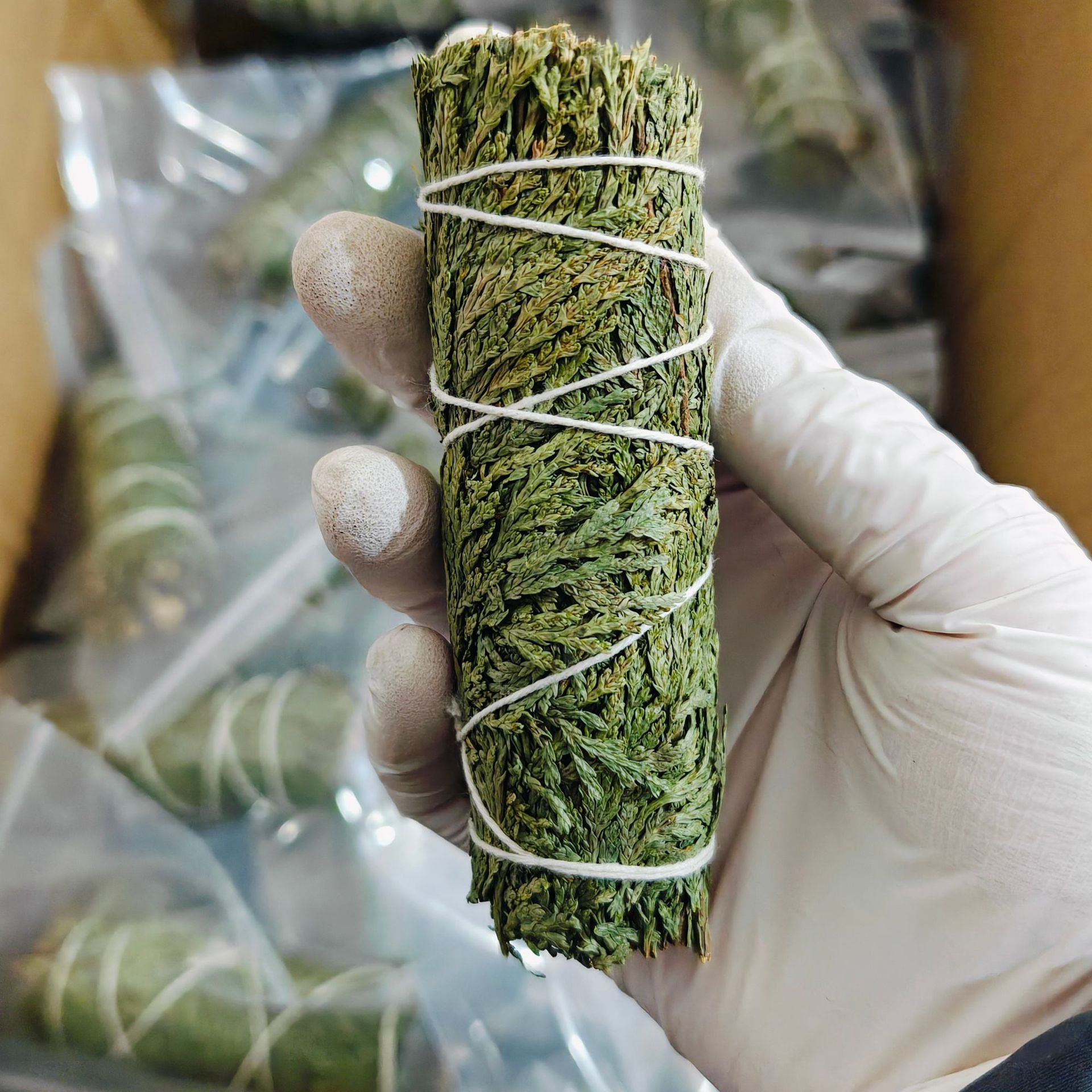 Serpihan kayu cedar sekitar 4 inci (30-40 gram).