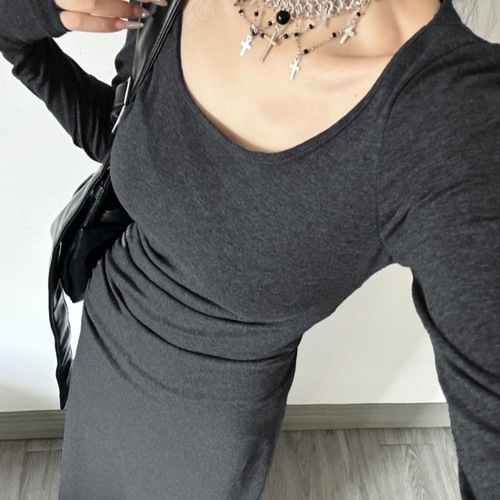 French-style long-sleeved gray dress for women, with a waist-cinching design for a slimming effect, featuring a flowing long skirt with a sense of elegance and a knee-length hem, suitable for autumn and winter as a layering piece.