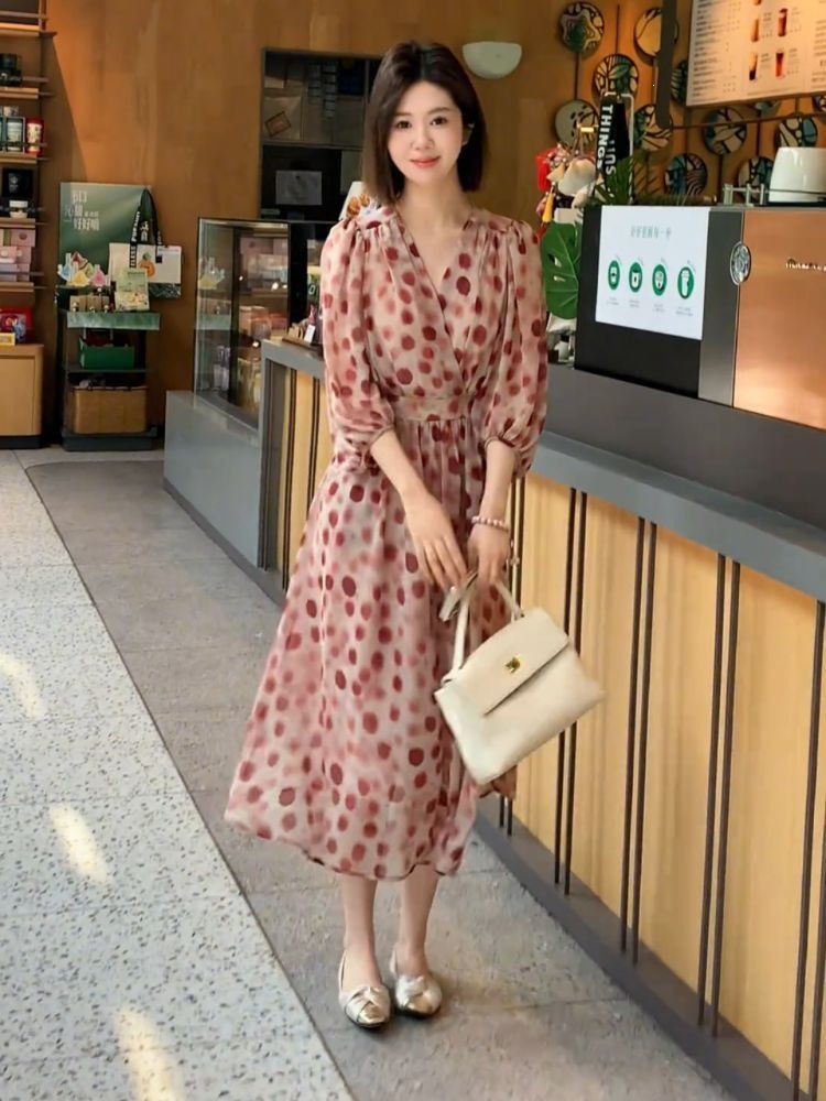 Đầm maxi nữ V cổ thắt eo chấm bi phong cách dịu dàng mùa hè 2026 — Đầm Red Wave Dot chi tiết 11