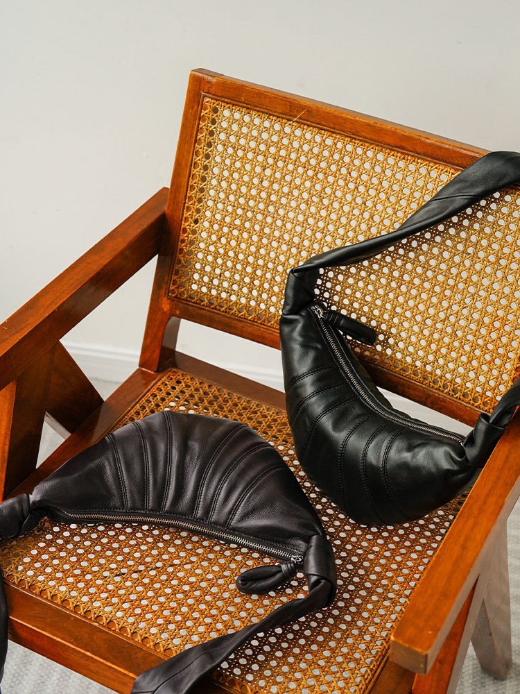 2025新型ネット紅羊角包羊皮餃子包真皮女包牛角包可讃包斜め掛け胸包