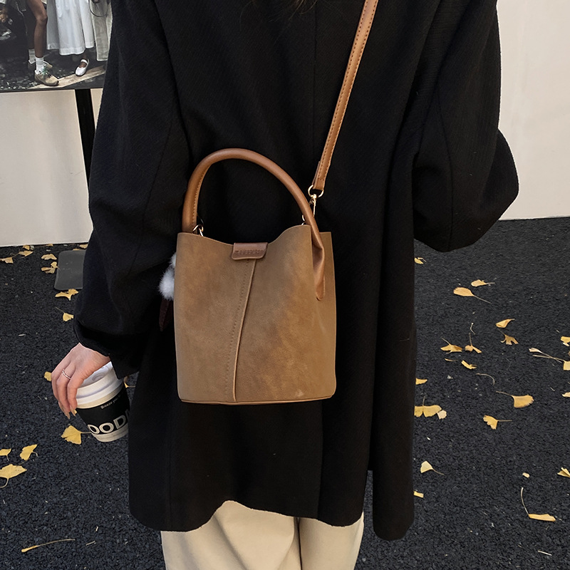 Bagos de cubo de mano de alta sensación de 2025 nuevo retro de hombro de una mujer bolso de alta sensación de bolso de mujer