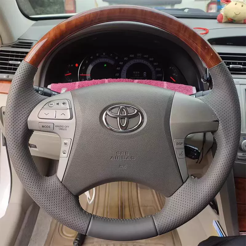 06-08-11 Toyota Camry шестого поколения — кожаный чехол на руль, специальная оплётка, пошив в комплекте (полупакет)