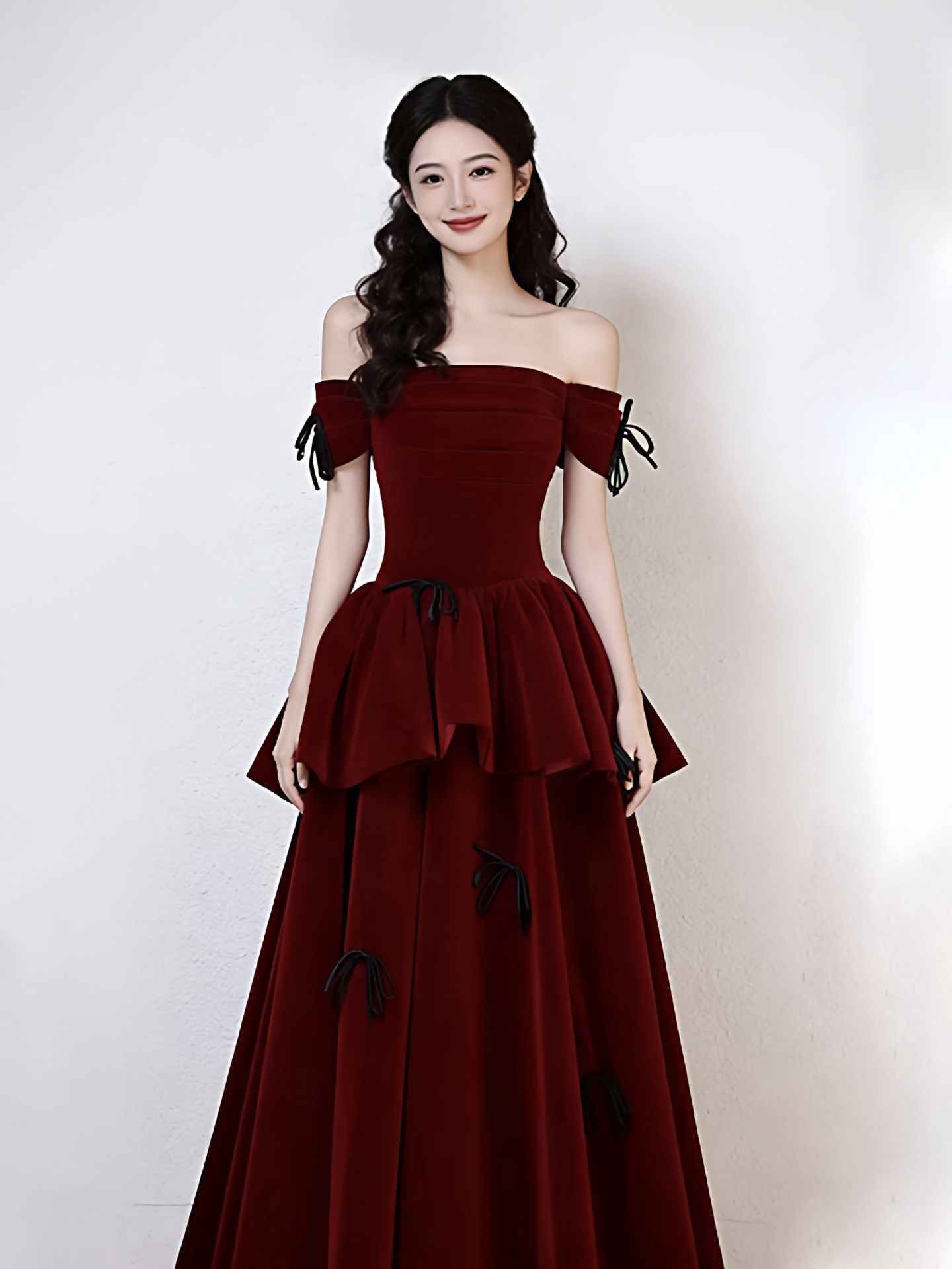 Đầm dạ hội nhung đỏ rượu vang cổ yếm, tay dài, dáng ôm body, phong cách công chúa sang trọng — Đỏ rượu chi tiết 3
