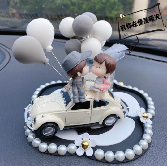 Pareja de adornos creativos para automóviles femeninos lindos accesorios para automóviles panel de instrumentos decoración de control central perfume para automóviles productos de aromaterapia