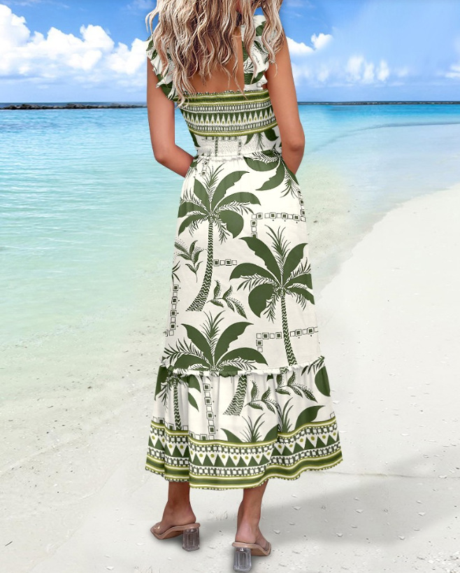 femme pose sur la plage avec une Robe d'Été à Bretelles imprimé fleurie vu du dos