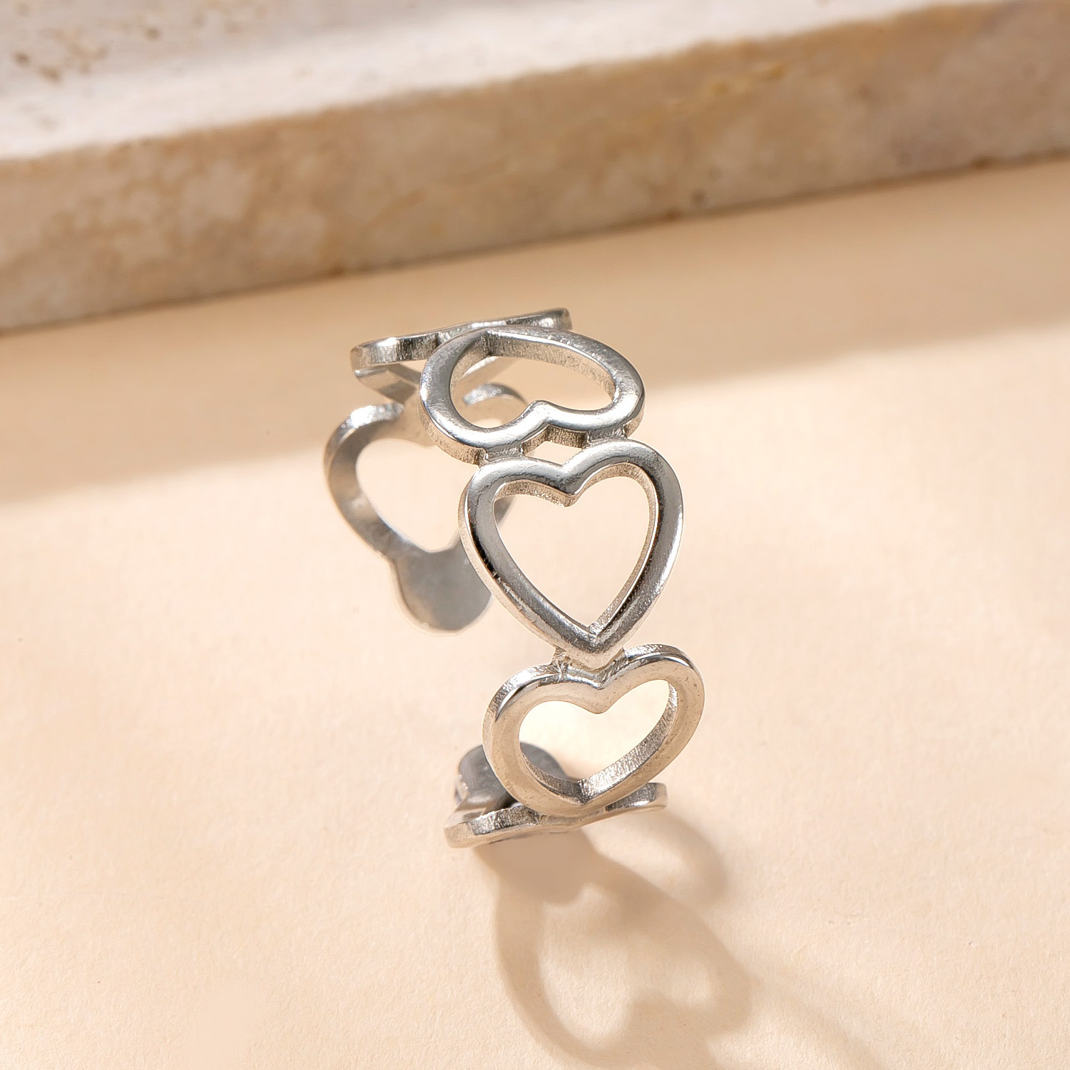 Venta caliente transfronteriza anillo abierto de acero inoxidable acero titanio no se desvanece joyería de mano simple presión de aceite hueco amor fábrica de anillos