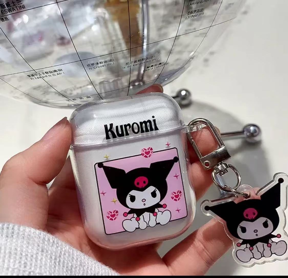 앉아있는 클로이 + 펜던트