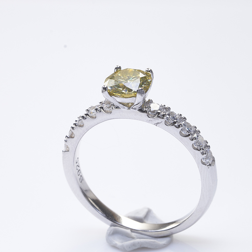 Anillo de diamante de 1 quilate de diamante de color anillo de diamante de simulación con certificado de prueba de bolígrafo de diamante de Europa y América anillo de mujer de venta caliente transfronteriza