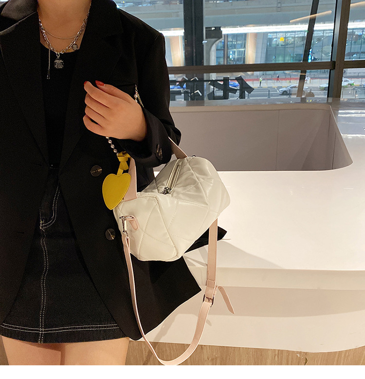 Fashion Texture Handbag 2021 New Niche Rhomboid Pillow Bag Messenger Bag display picture 4