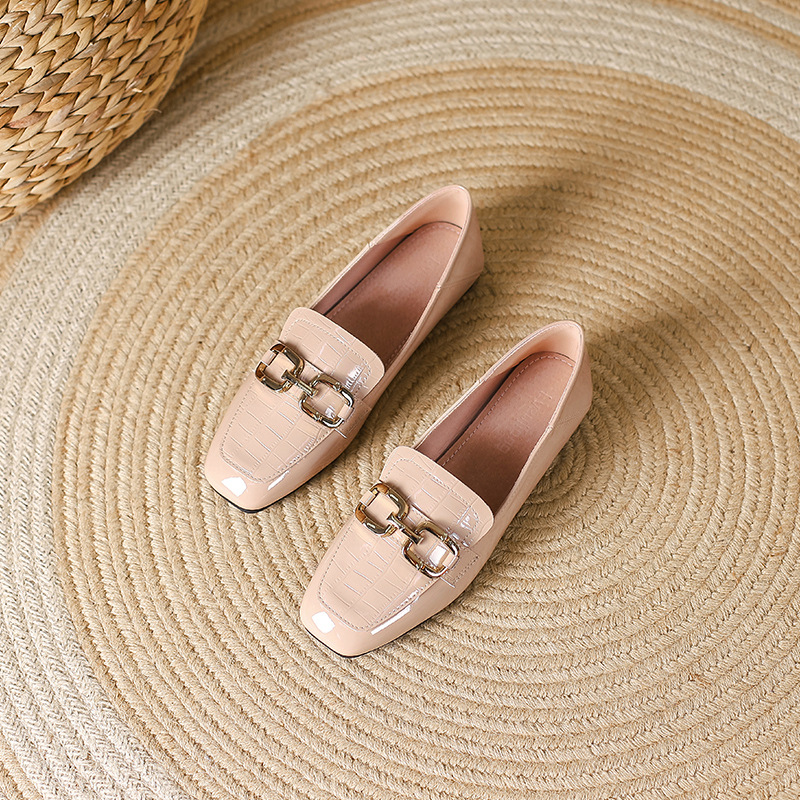 Άνοιξη και φθινόπωρο νέα φλατ παπούτσια γυναικεία κορεατική έκδοση λουστρίνι μαύρα μικρά δερμάτινα παπούτσια μόδας τετράγωνο δάχτυλο μεταλλική πόρπη παπούτσια Huidong χονδρική_voghion.com