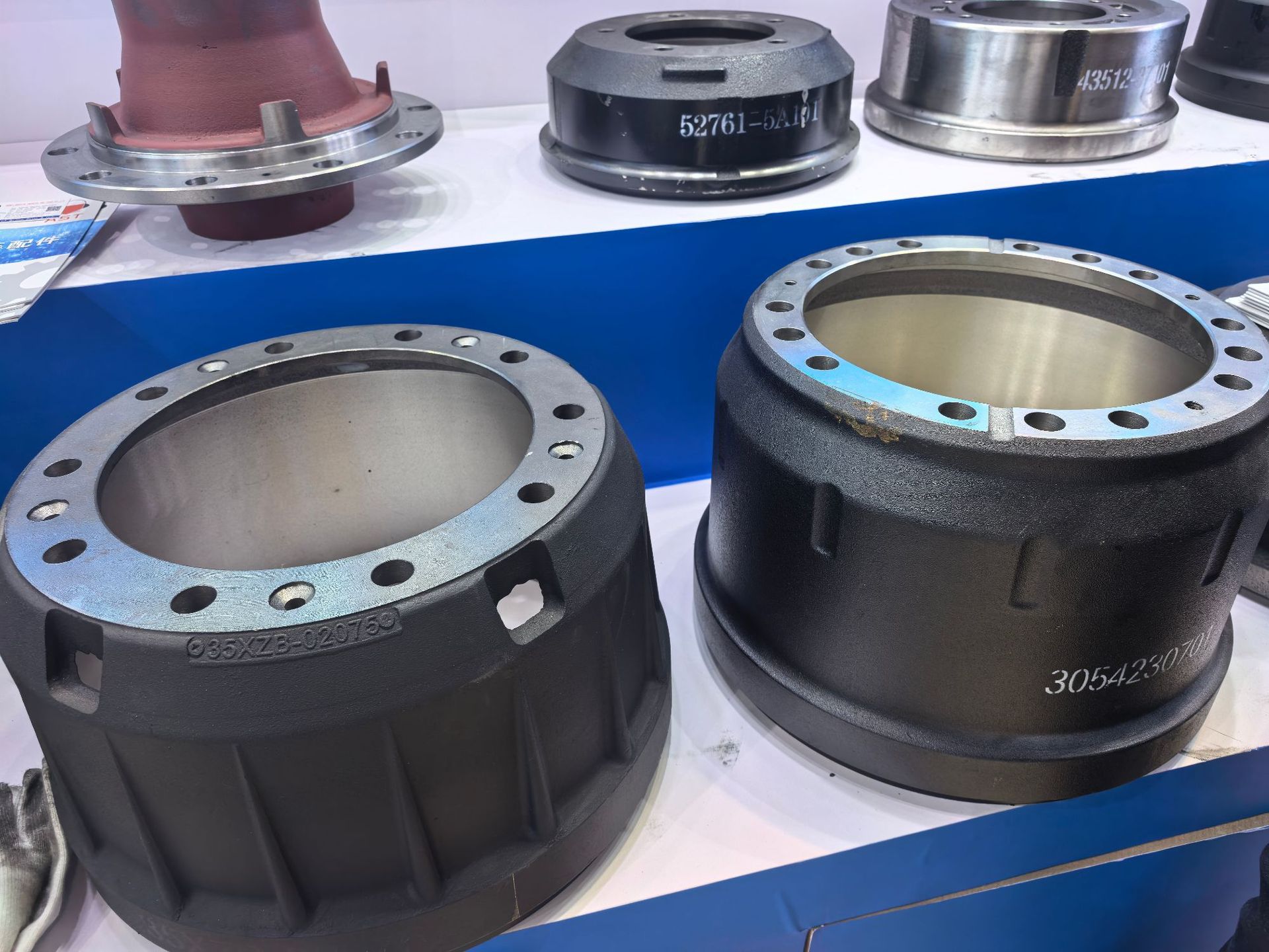 420 brake drum AZ9112440001, compatible with Steyr, DeLonghi, Sinotruk, and HOWO front axle brake drums, original manufacturer