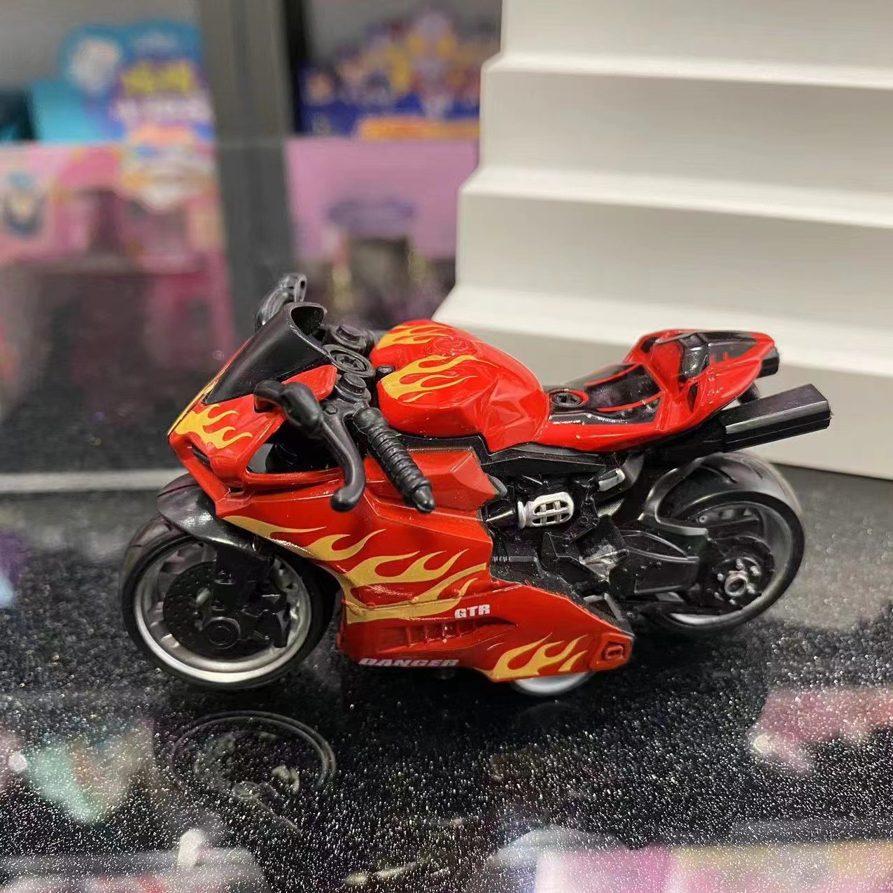 Aleación de retroceso modelo de motocicleta decoración simulación de plástico carreras de juguete transfronterizo llavero colgante agarre decoración de la máquina