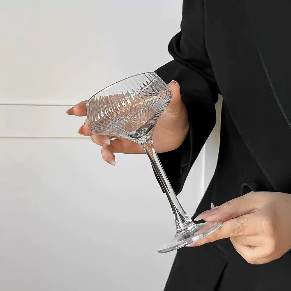 Vaso de vino europeo simple con patrón vertical de vidrio corrugado casero taza de champán taza de vino taza de helado taza de cóctel