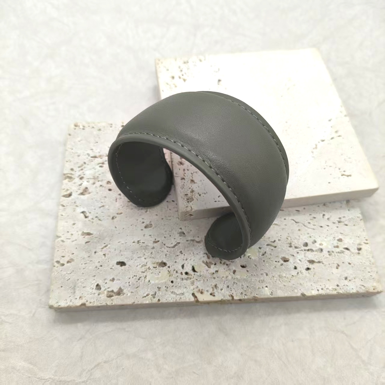 革の極めてシンプルなオープンブレスレット