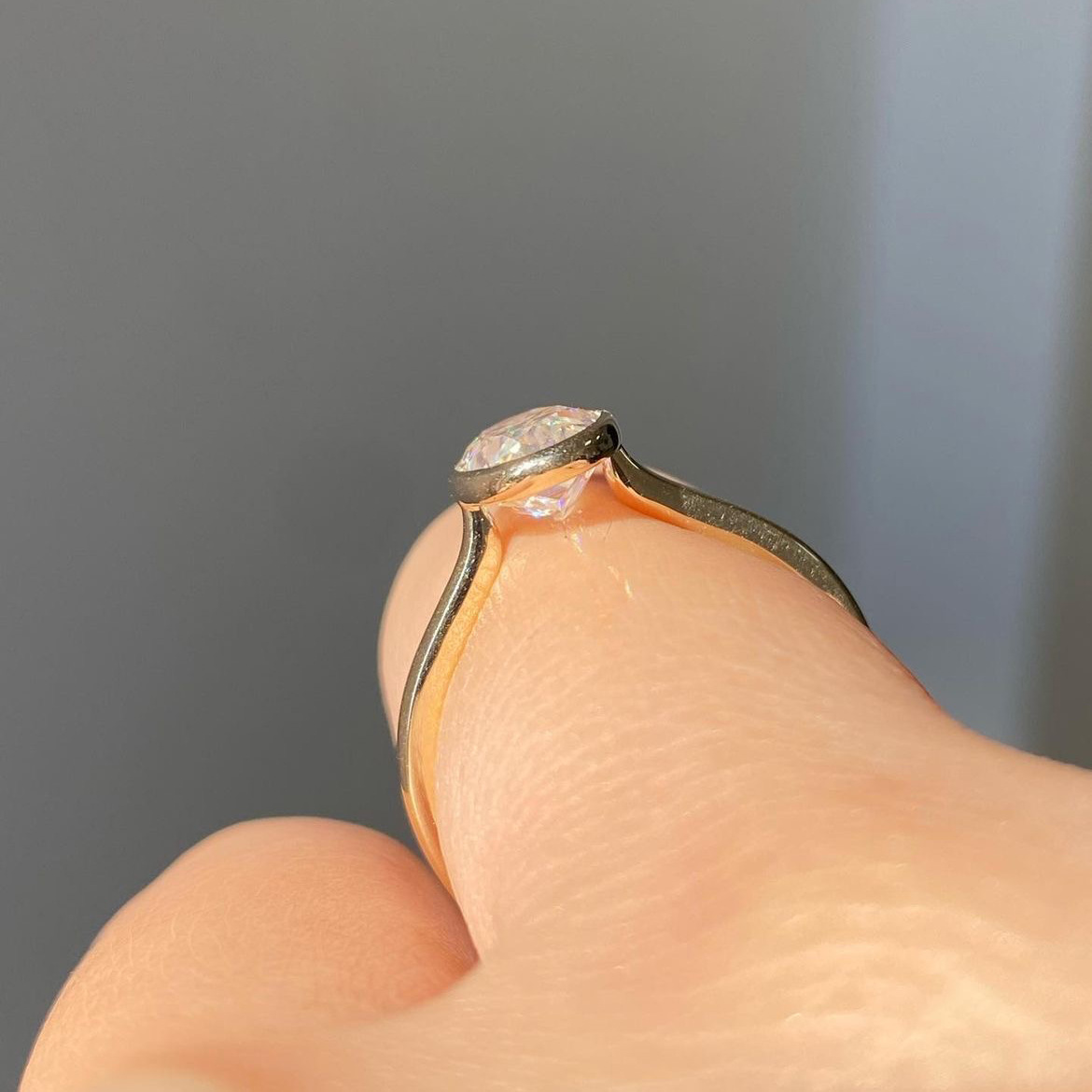Anillo geométrico de lujo con circonita para mujer estilo chic_voghion.com
