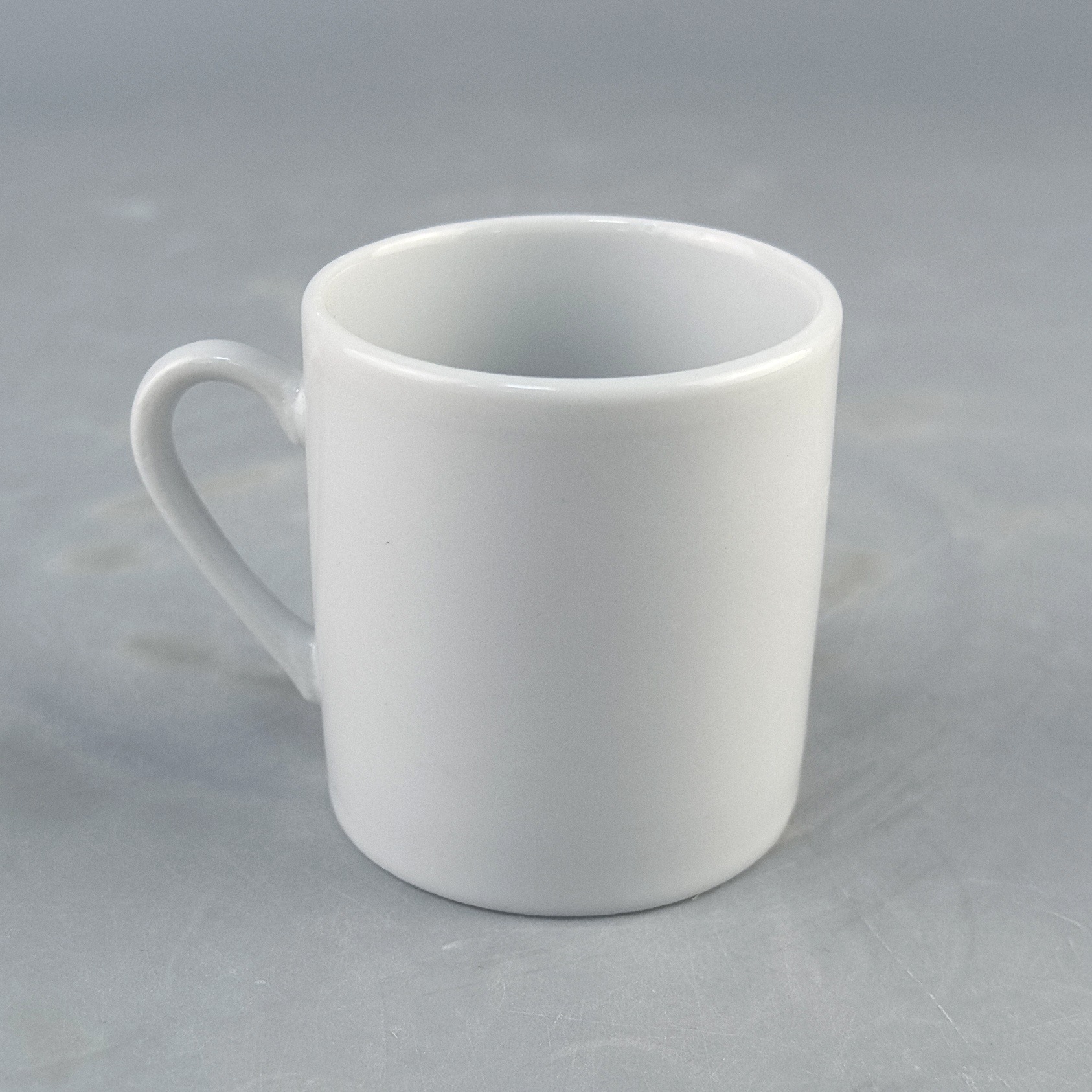 El fabricante produce tazas de café de bricolaje, mini tazas de cerámica pequeñas para beber agua, tazas de esmalte de color personalizadas