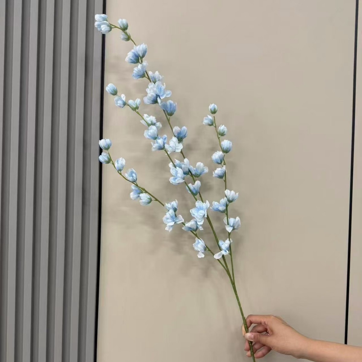 Simulación de 4 ramas altas flores de línea violeta decoración de bodas sala de flores de seda techo alto material floral camino de guía de flores