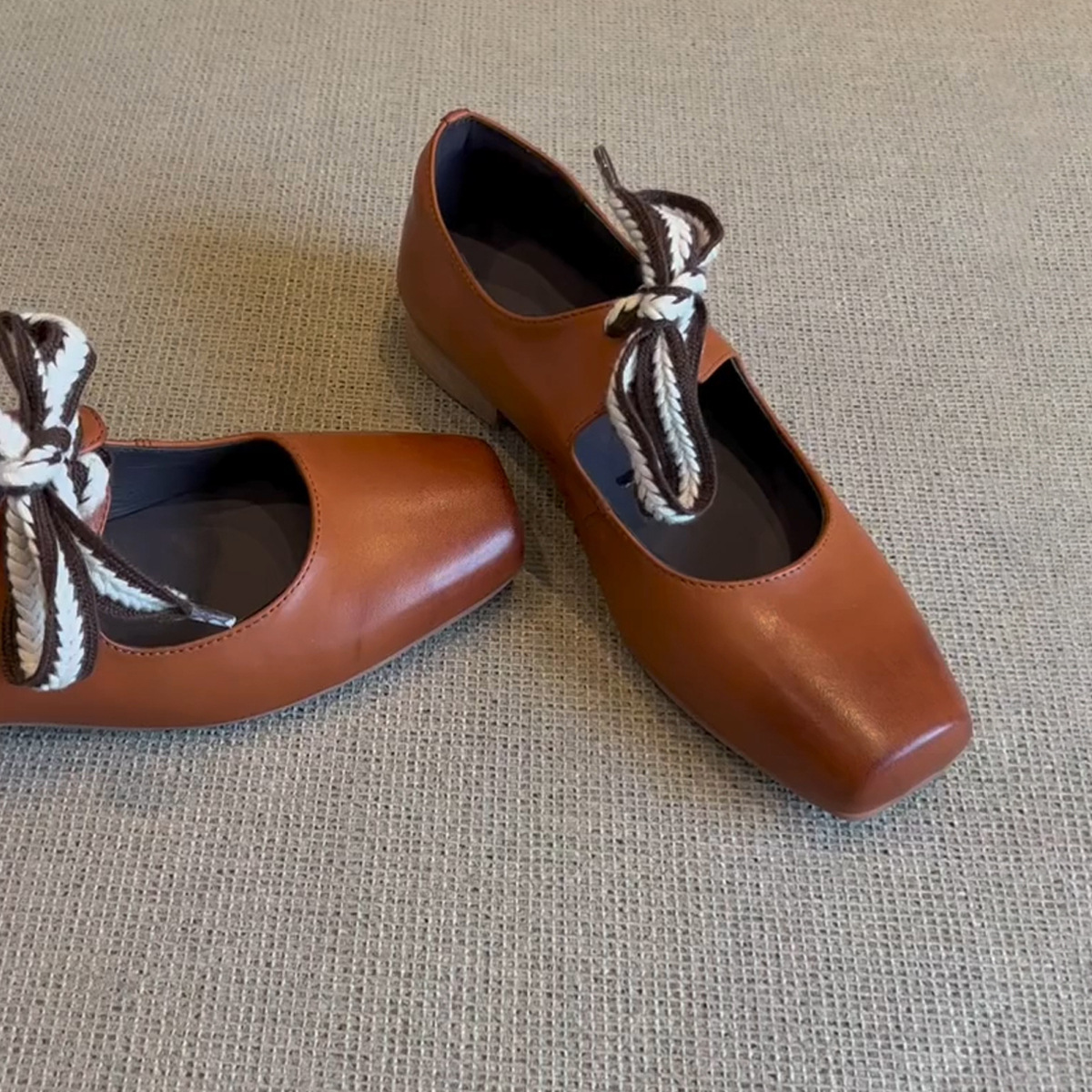Versión de piel de oveja ~ zapatos de ballet retrógrados de encaje cuadrado con falda de mujer, literatura y arte, zapatos de cuero pequeños, zapatos de talón grueso