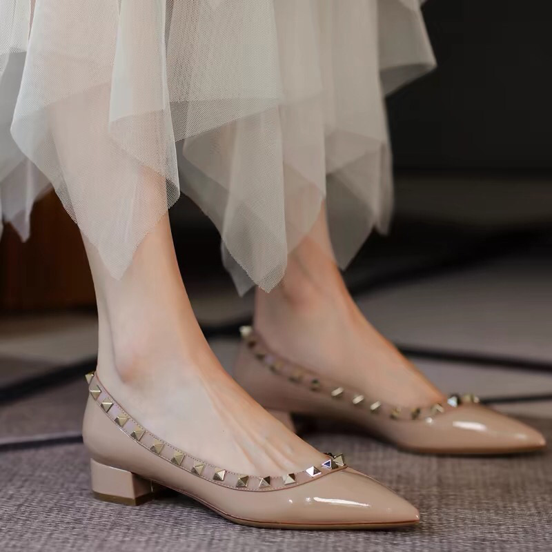 Studded Single Shoes V-Style Studded Pointed Shoes with Chunky Heels, Elegant Socialite Sexy Versatile Shoes for Commuting and Work