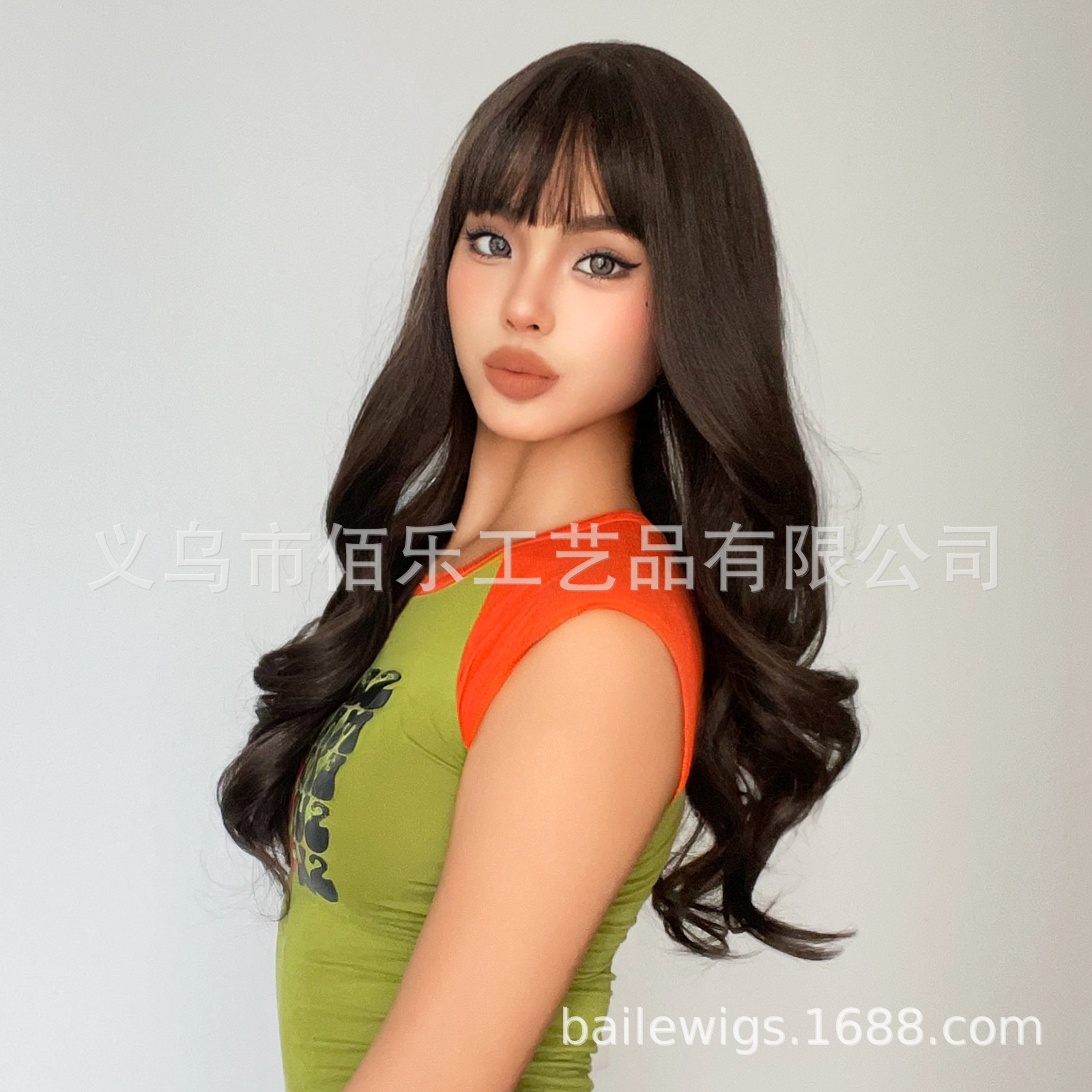Peruca marrón natural Qi Liuhai largo cabello rizado completo red red fibra química cabello de mujer cabello Xu Chang cabello peluca