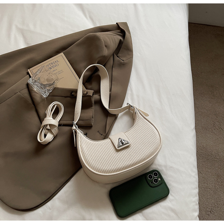 The 2025 new underarm bag for women is a simple and versatile single-shoulder crossbody bag. It is a popular and niche designer crescent-shaped women's bag Specification drawing