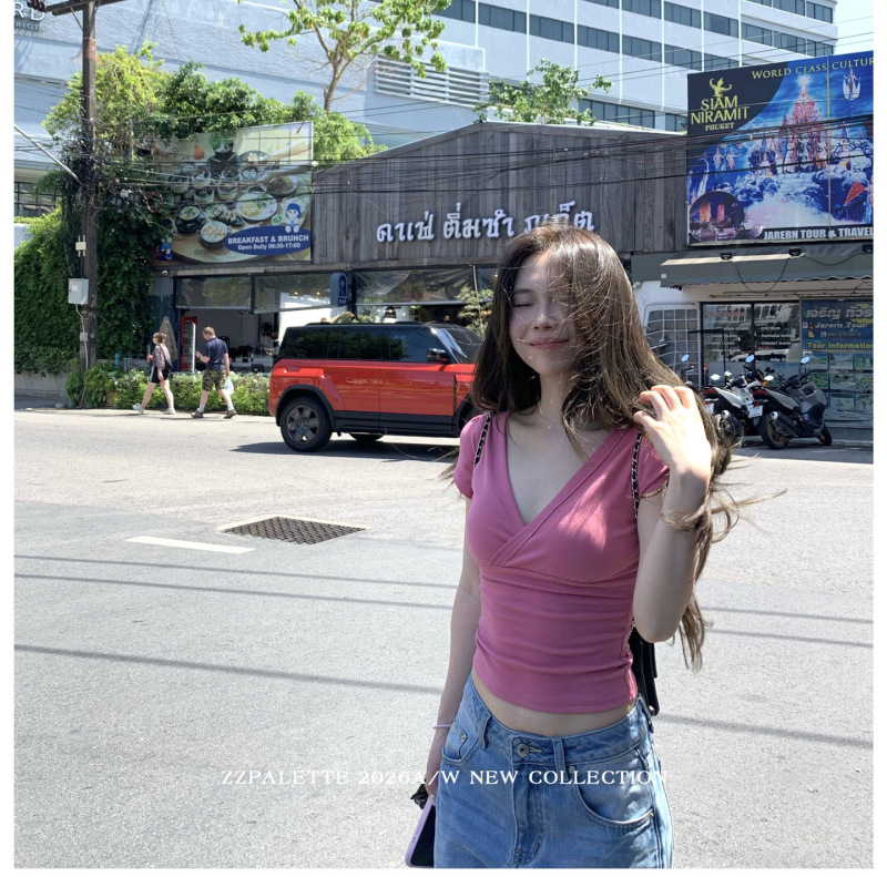 Spicy Girl Style Deep V-Neck Short-Sleeve T-Shirt for Women, Summer Outfit, Slim Fit, Unique Design, Regular Shoulder Short Top, Trendy