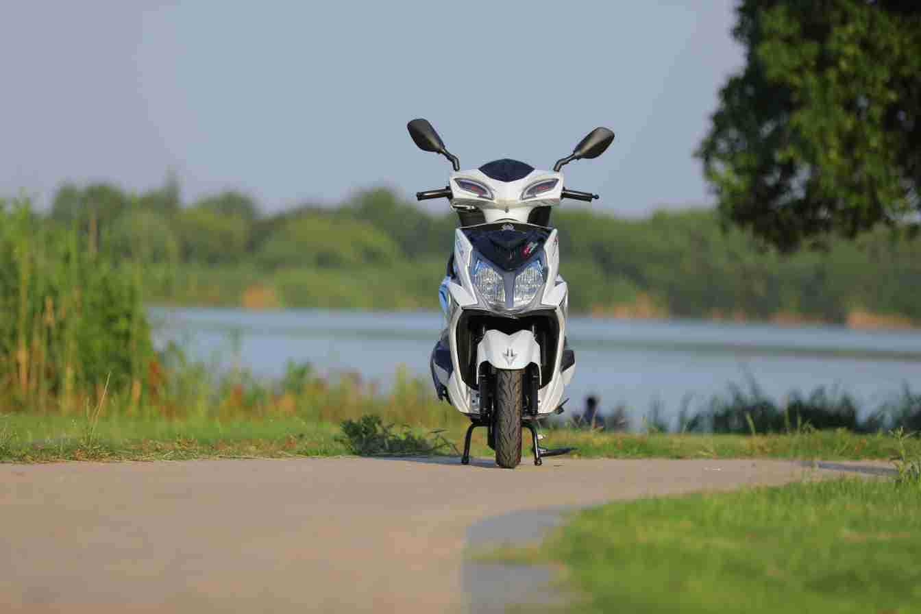 Brand New Domestic Fuel Scooter, High Power, Long Battery Life, Fuel-Saving Motorcycle, Adult Commuting and Long-Distance Running King