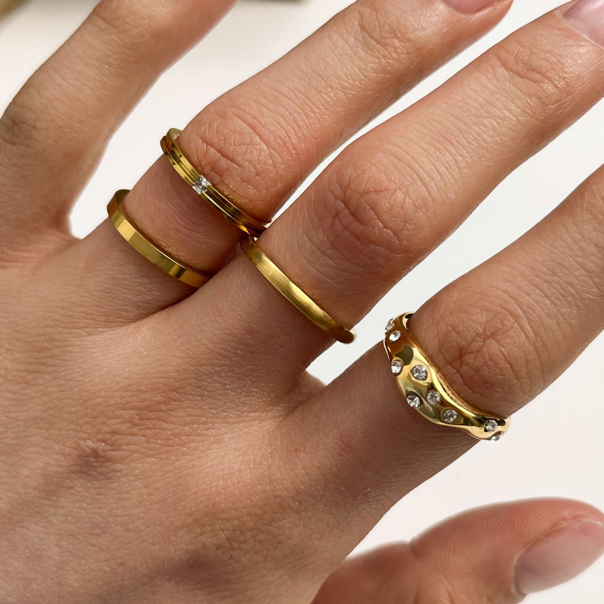 Anillo de acero inoxidable europeo y americano Tena Anillo de anillo de moda simple y de alto nivel Acero de titanio Joyas de mano transfronterizas que no se desvanece