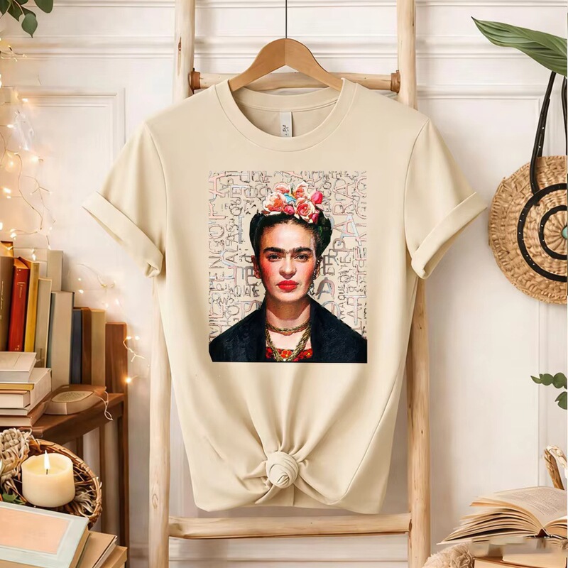 Cross-Border European Size Frida Kahlo T-Shirt Women's Typography Background Portrait Graphic T-Shirt Vintage Mexican Art Cross-Border European Size Frida Kahlo T-Shirt Women's Typography Background Portrait Graphic T-Shirt Vintage Mexican Art