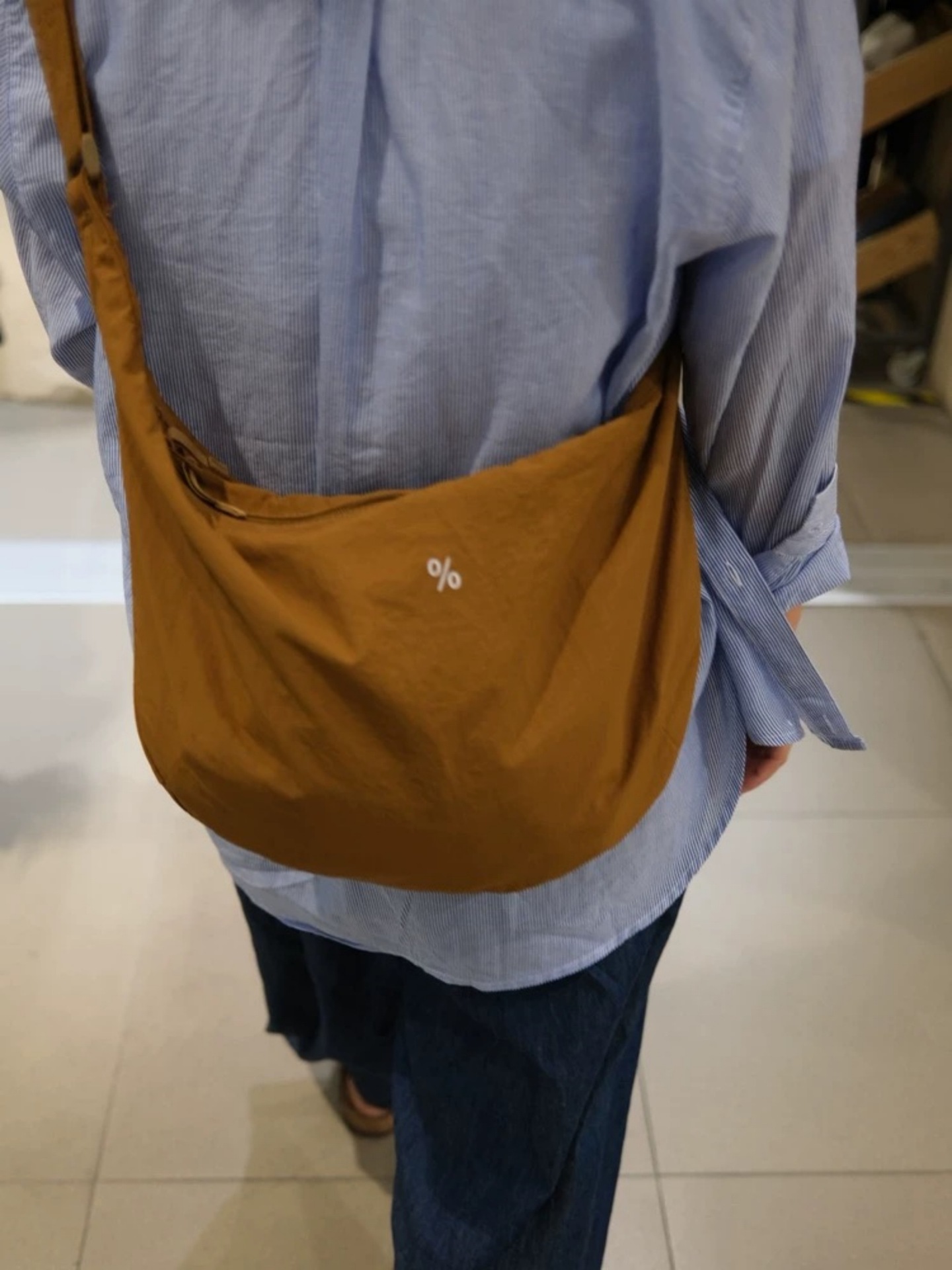 Retro waterproof capacious one-shoulder bag