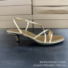 2025新品女鞋欧美风金色拉带饰圆头小猫跟一字带凉鞋女