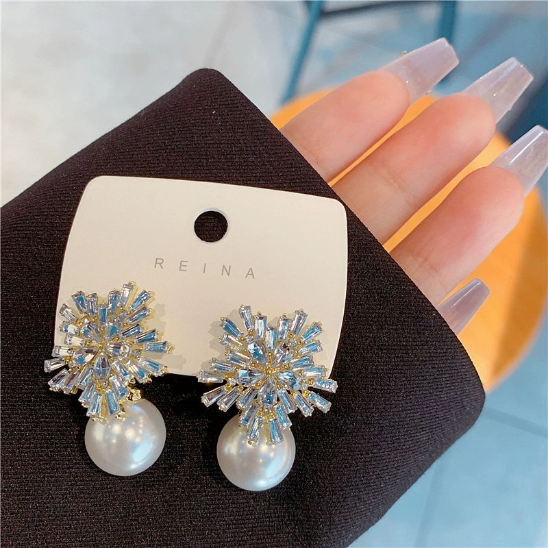 Серебряная игла, модные серьги из жемчуга, цветы, стиль легкой роскоши, тренд сезона, стиль высокого класса, оптом