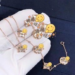 高バージョンのひし形の花のブレスレットの厚いメッキ18kのバラの四つ葉のクローバーの天然の白い貝の粉の貝の母の天河の石の手は飾ります。