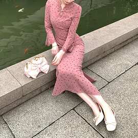 气质V领新中式风连衣裙春季气质爱心波点长袖裙子