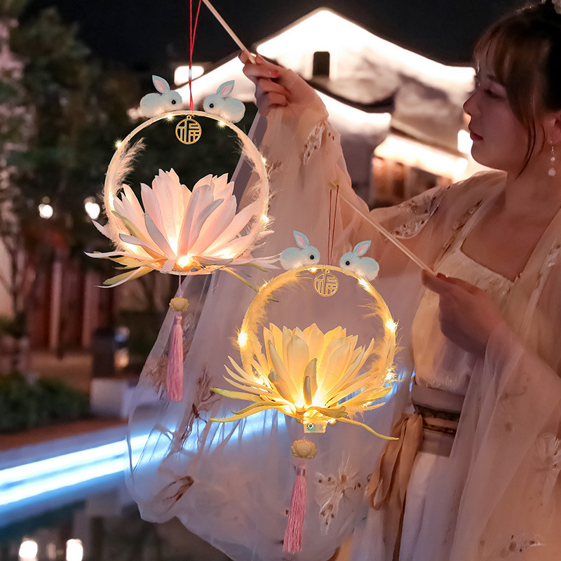 中秋の提灯の祭り用品は発光の花灯を持っています。|undefined