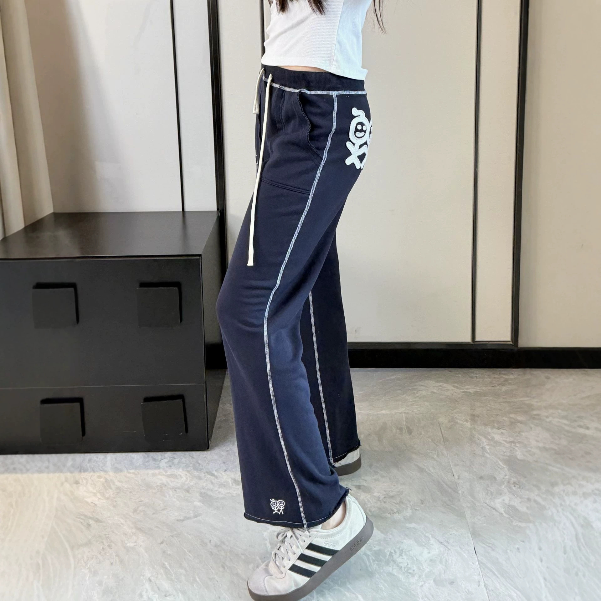 微喇卫裤女明线撞色火柴人刺绣抽绳休闲裤复古毛边阔腿喇叭裤秋季