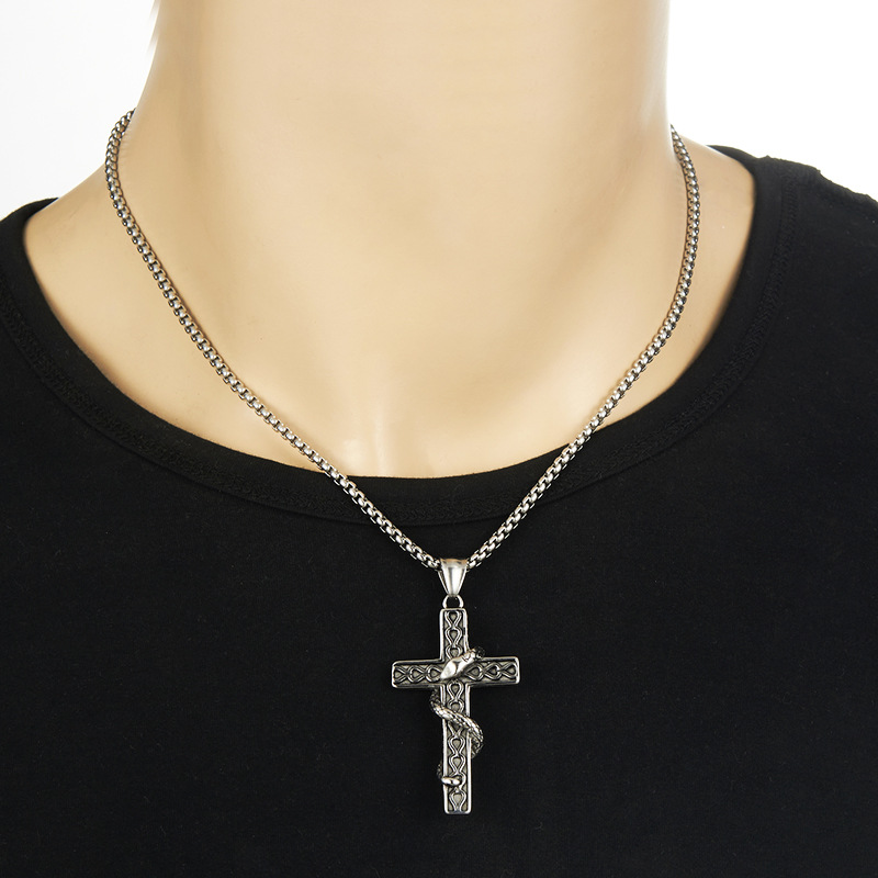 Collier pour homme avec pendentif croix totem en acier inoxydable et titane_voghion.com