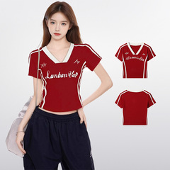 アメリカのギャルの赤いvネックの肩の半袖のtシャツの女性の夏のデザイン感は腰を収めて服を修理します。