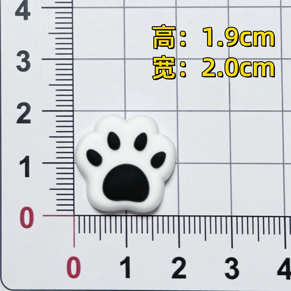 White bear paw (height 1.9*width 1.9)