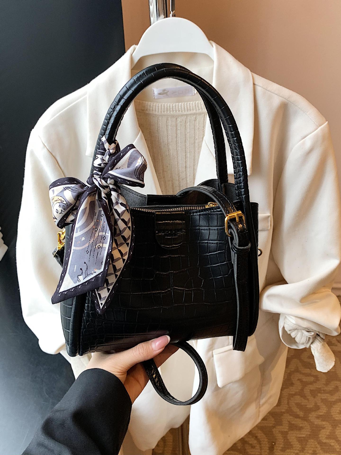 Bolso de mano de canasta de verduras de alta gama de nicho para mujer 2025 nuevo producto de comercio exterior bolso de cubo con patrón de cocodrilo bolso de mensajero de cercanías