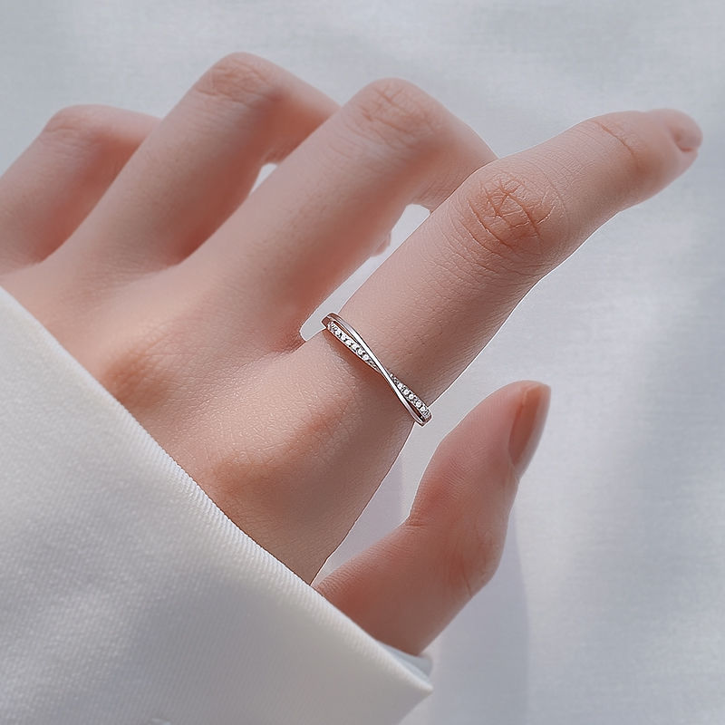 Anello scintillante da donna, realizzato con romanticismo. Elegante e comodo, progettato per esaltare il tuo fascino. Un gioiello discreto ma splendido per gli appuntamenti._voghion.com