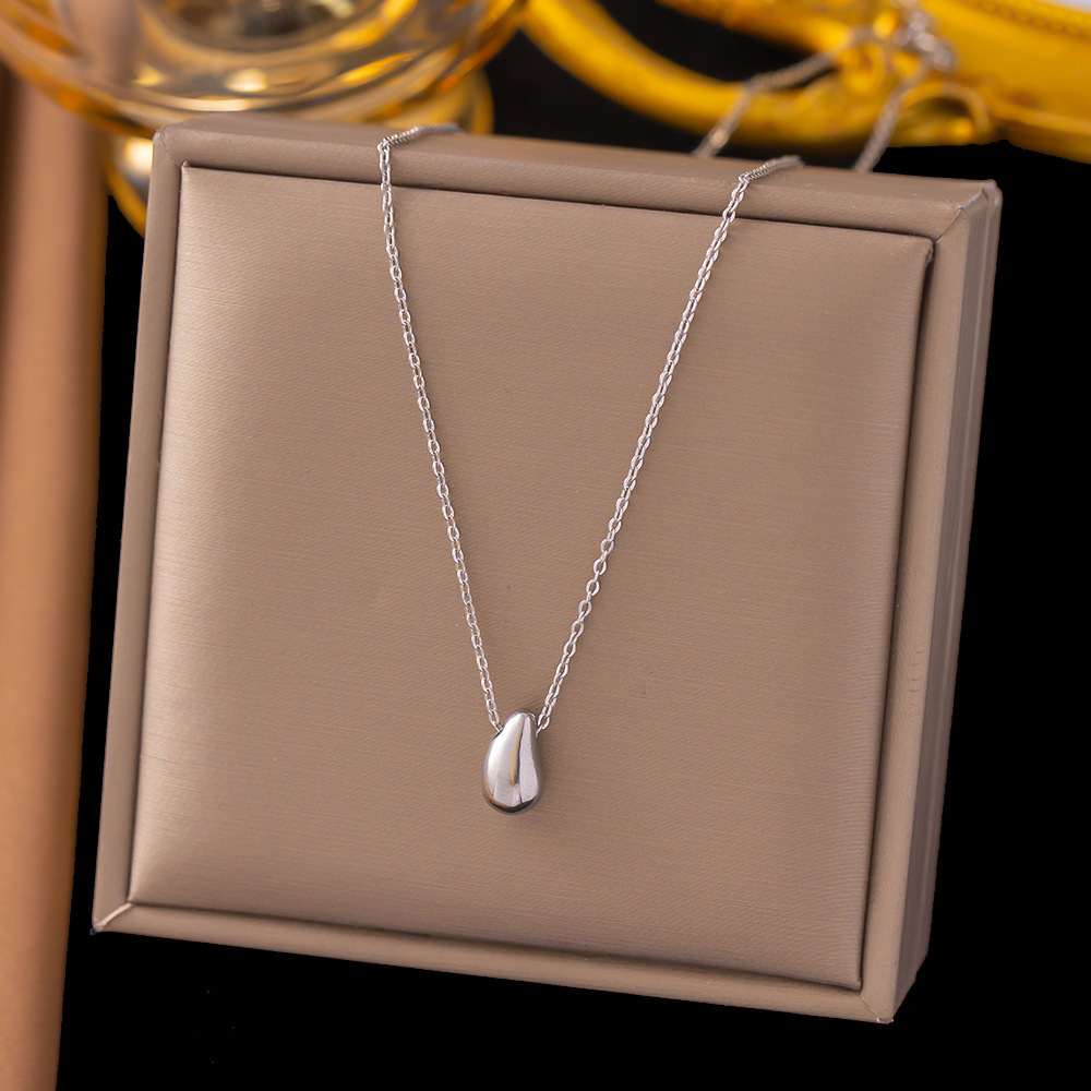 [collar de acero de titanio dorado + acero] collar de amor de nicho con cadena de clavícula avanzada en la moda de lujo ligero femenino