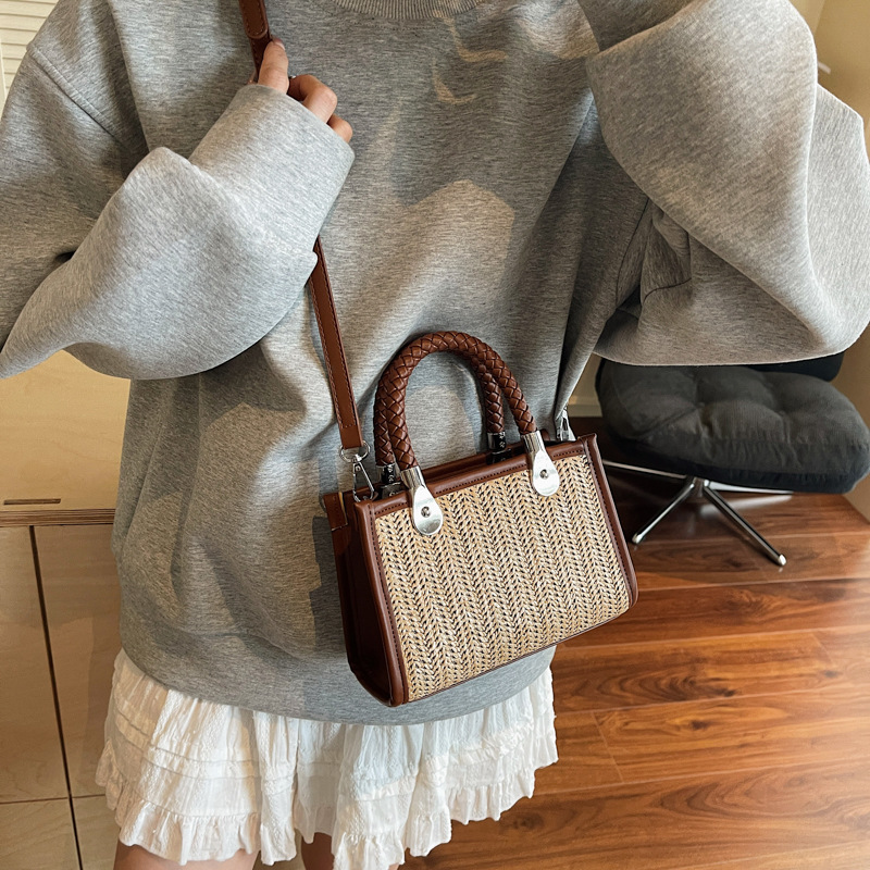 Bolso Tote popular de este año, nuevo bolso de verano 2025, bolso de hombro de color de contraste tejido de paja, bolso de mensajero retro para mujer