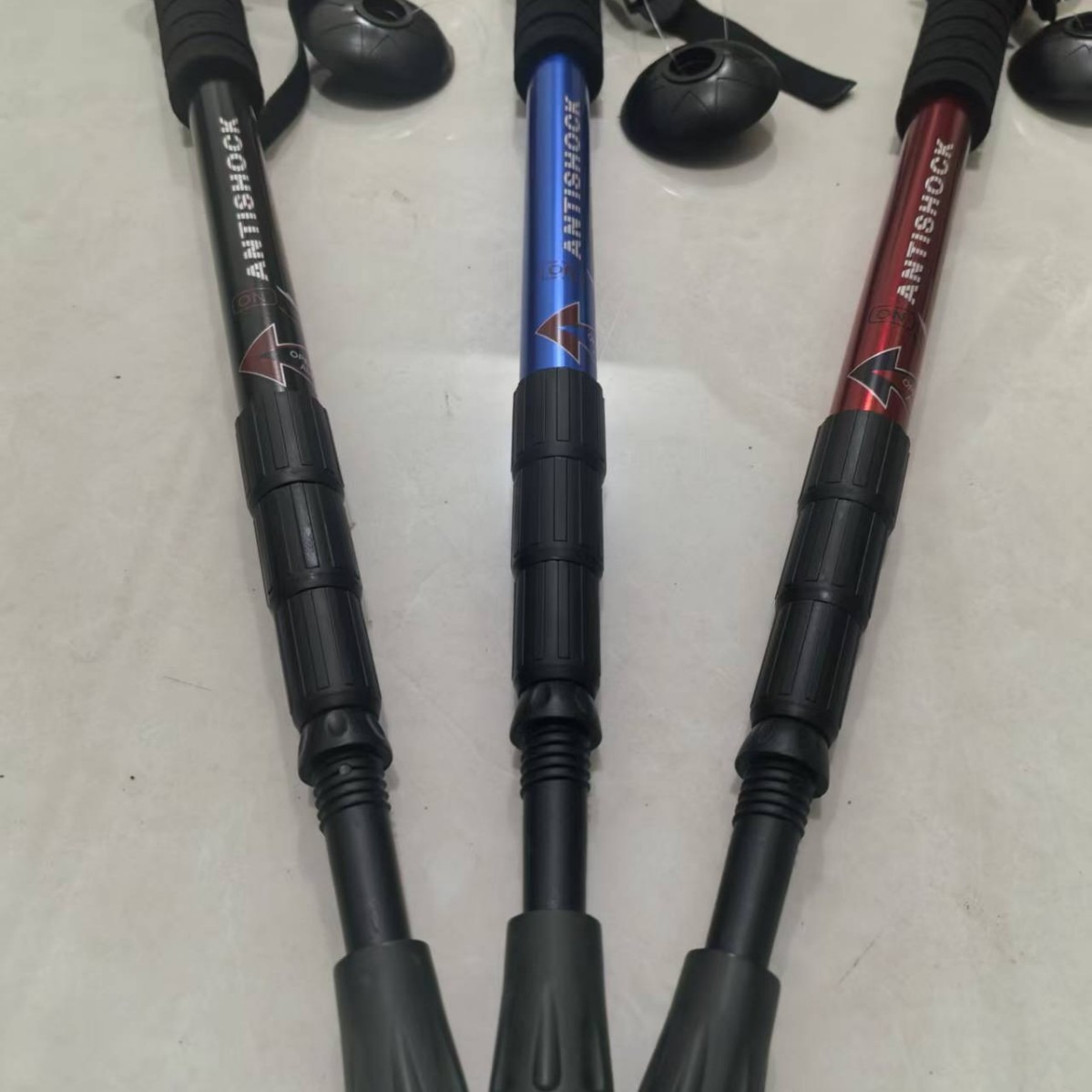 Muletas retráctiles de aleación de aluminio a prueba de choque cuatro secciones de escalada de montaña personalizadas de senderismo escalada de montaña antideslizante muletas ultraligeras
