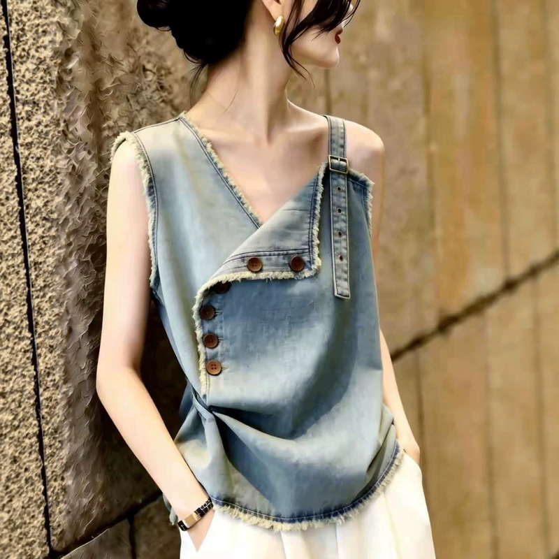 Textured niche denim top, new summer 2026 model, light blue, waist-cinching, slimming, retro design, off-shoulder top Textured niche denim top, new summer 2026 model, light blue, waist-cinching, slimming, retro design, off-shoulder top