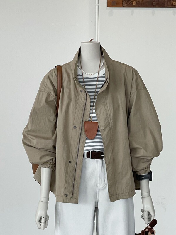 Early spring jacket in khaki color, loose-fitting short coat, slimming, versatile, simple and lightweight, outdoor stand-up collar windbreaker jacket for women Early spring jacket in khaki color, loose-fitting short coat, slimming, versatile, simple and lightweight, outdoor stand-up collar windbreaker jacket for women